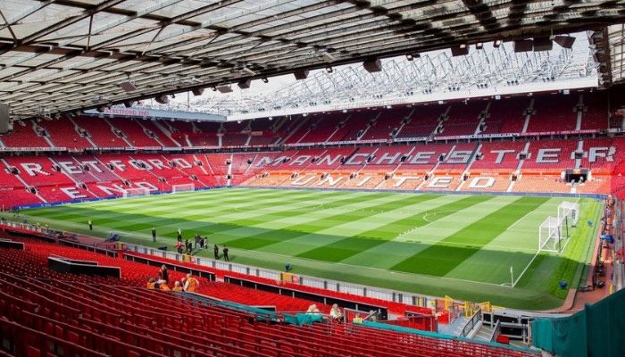 kích thước sân old trafford